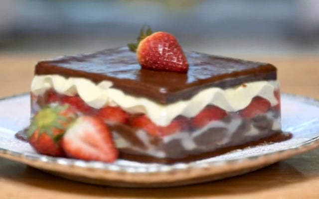 Fatia de bombom aberto de morango com ganache