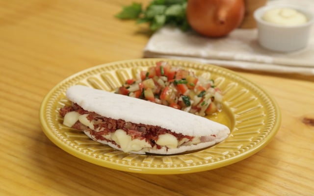 Tapioca com recheio de carne-seca com catupiri