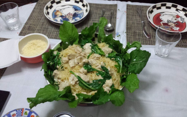 Macarrão com frango e rúcula