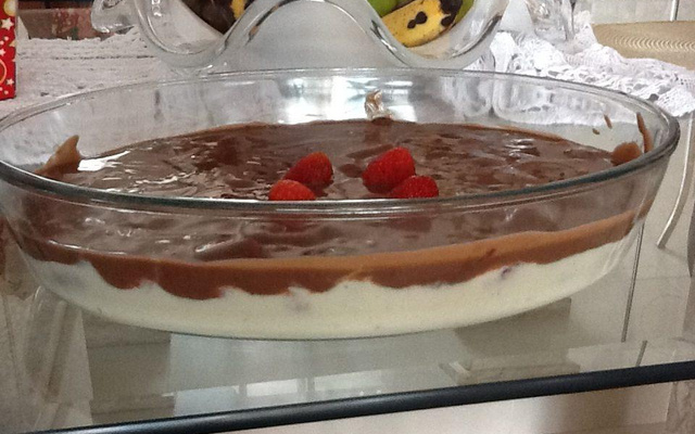 Bombom na travessa com morango