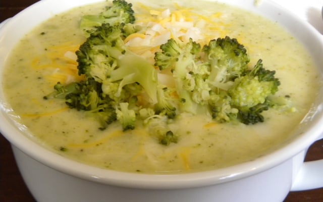 Sopa de brócolis com queijo low carb