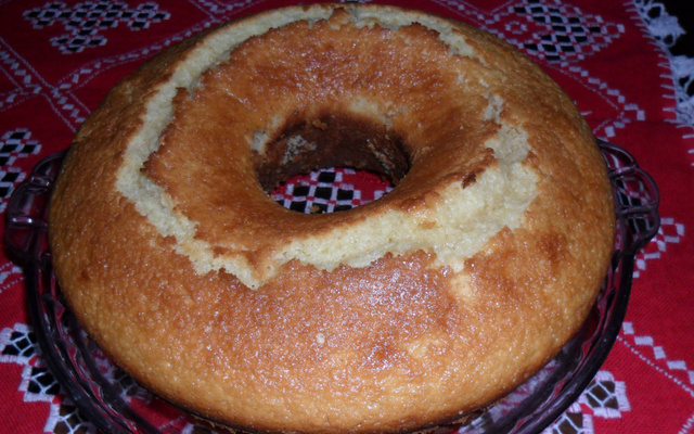 Bolo de mandioca com coco