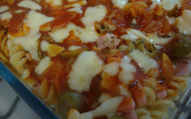 Macarrão de forno com presunto e queijo