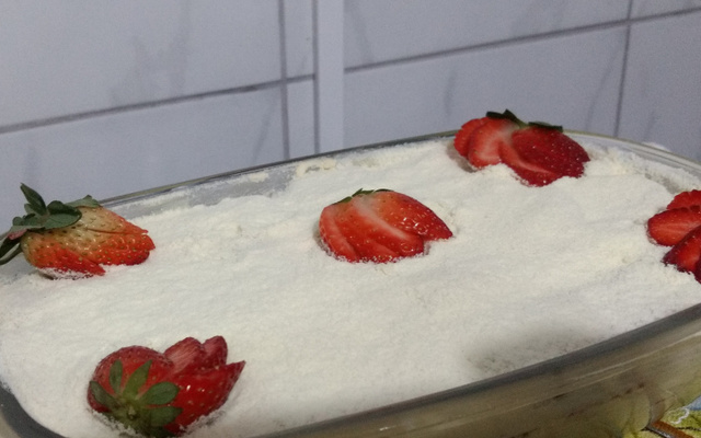 Pavê de morango e leite em pó