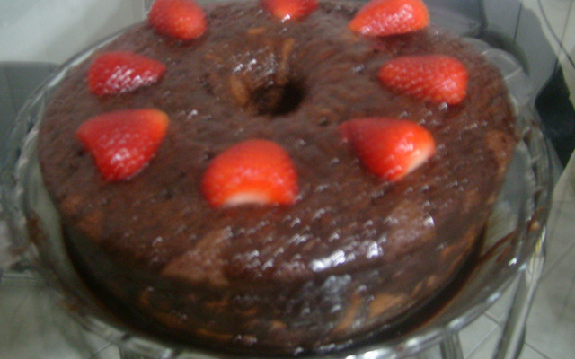 Bolo fácil de chocolate com pedacinhos de morango