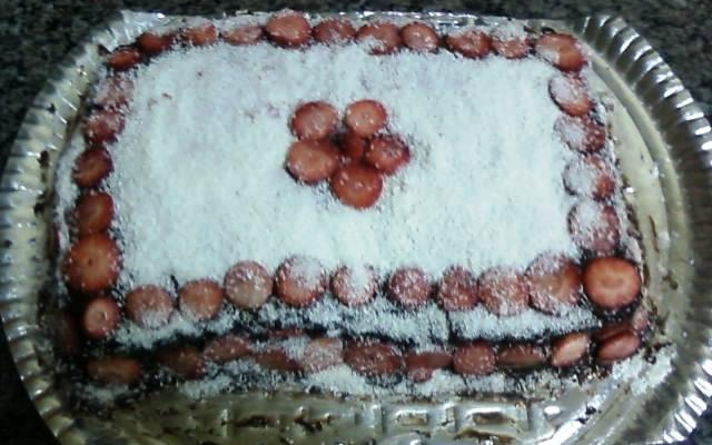 Bolo de chocolate com morangos