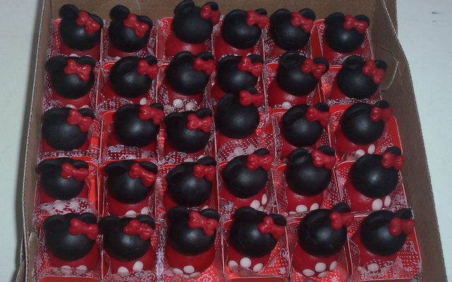 Docinhos modelados com leite ninho e leite condensado