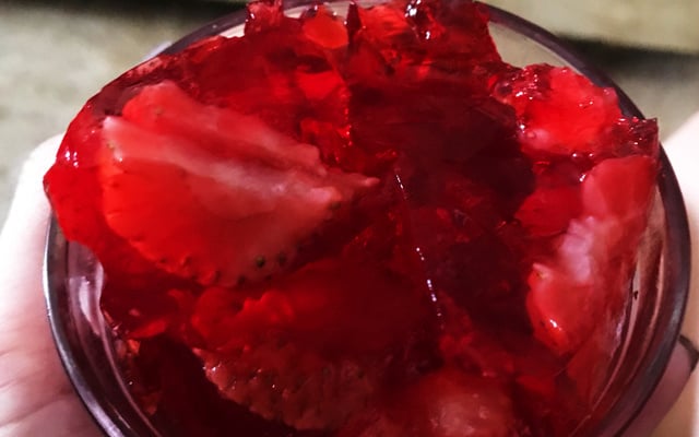 Gelatina espelhada de morango