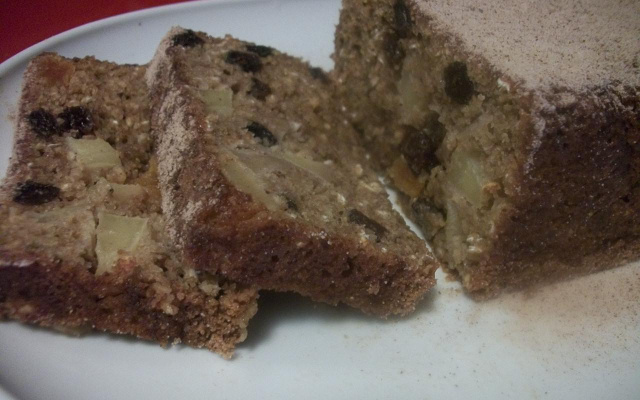 Bolo de maçã com canela e passas