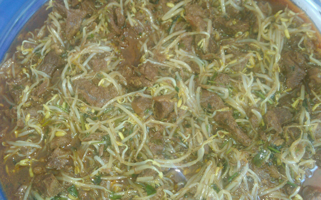 Broto de feijão com alcatra