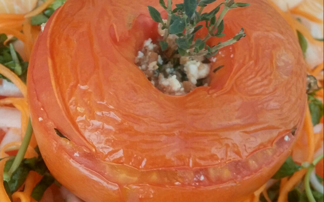 Tomate recheado com ricota e soja