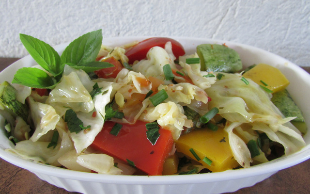 Refogado de pimentão, repolho e abobrinha