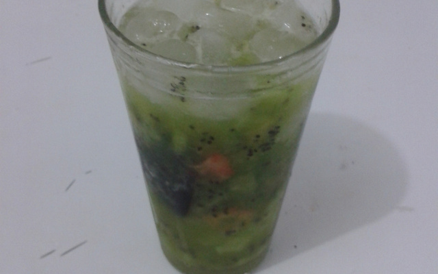 Caipirinha de kiwi com ameixa