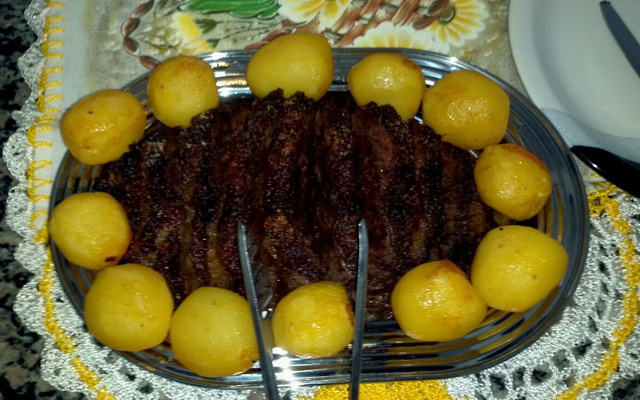 Picanha no limão ao forno com batatas