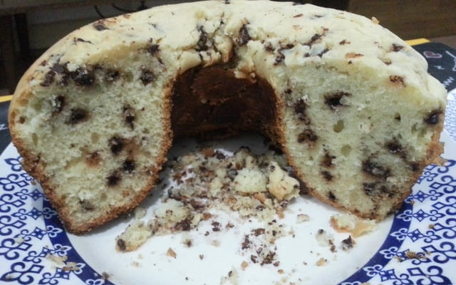 Bolo de baunilha com gotas de chocolate