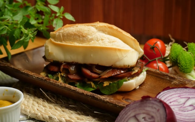 Sanduíche de lingüiça calabresa