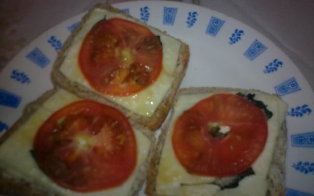 Bruscheta light de queijo branco com manjericão