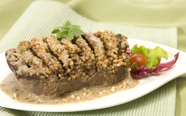 Filé assado ao pesto de ervas