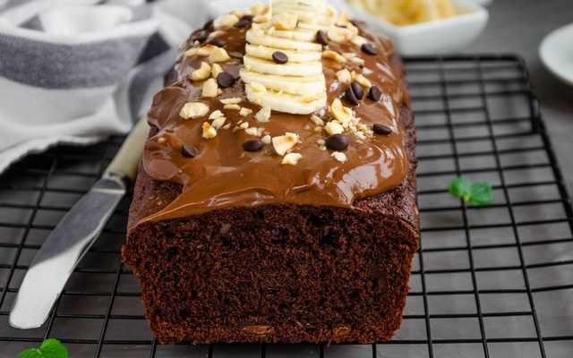 Bolo de chocolate e banana sem açúcar com calda de chocolate