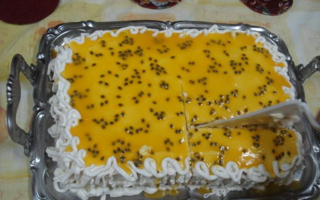 Bolo de maracujá recheado com mousse de maracujá