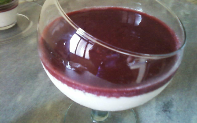 Panna cotta light com geleia de morango
