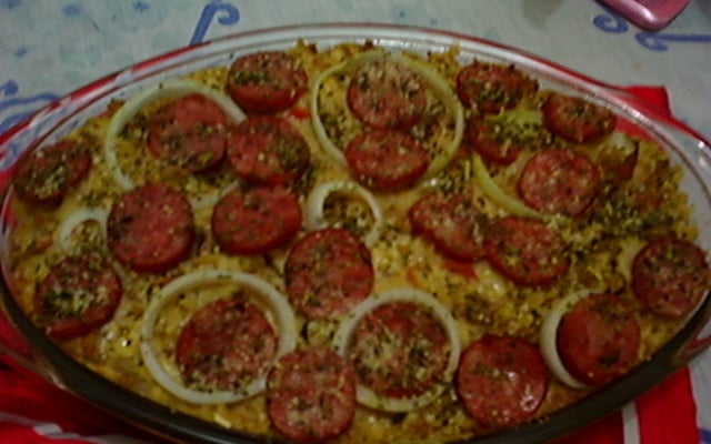 Macarrão bolonhesa com molho branco e calabresa