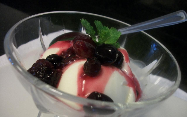 Frozen iogurte com calda de frutas vermelhas