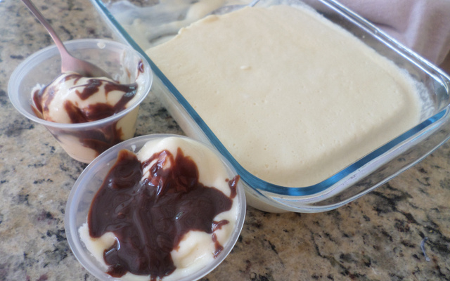 Sorvete caseiro com calda de chocolate