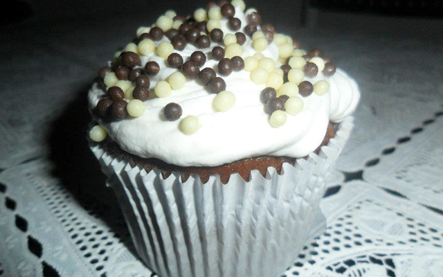 Cupcake de chocolate leve e saboroso com chantilly caseiro