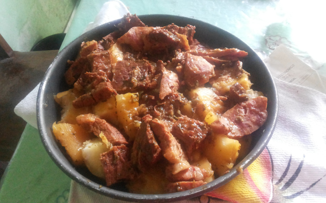 Carne assada com calabresa e macaxeira