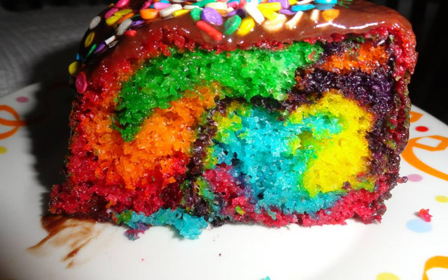Bolo arco-íris