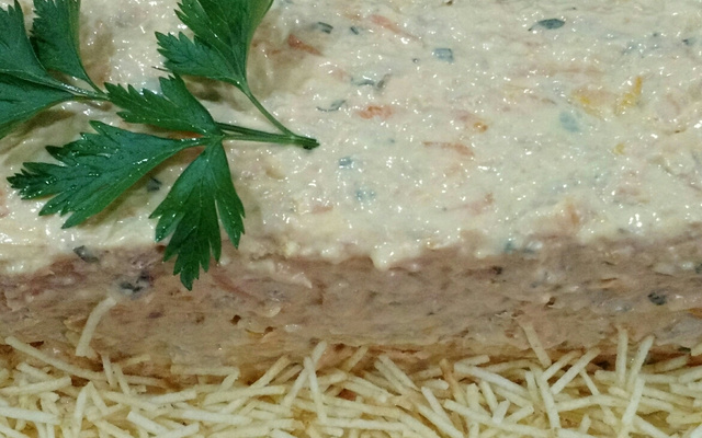 Torta de pão de forma cremosa com atum