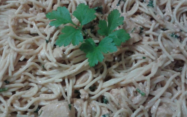 Macarrão com estrogonofe de frango