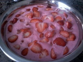 Gelatina cremosa com morangos