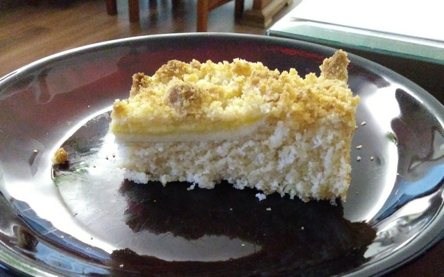 Cuca de banana com farofa