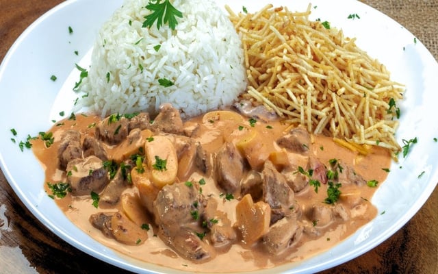 Estrogonofe de carne com arroz e batata palha para o almoço