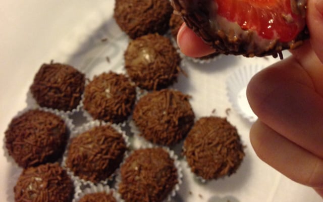 Brigadeiro recheado com morango