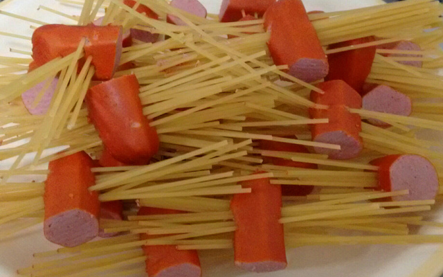 Macarrão com salsicha criativo