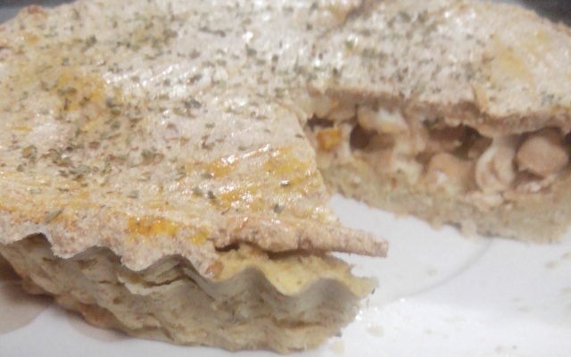 Empadão integral feito com aipim e recheado com frango