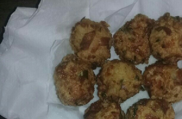 Bolinho de arroz recheado com queijo