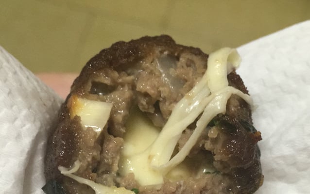 Bolinha de carne moída recheada com queijo