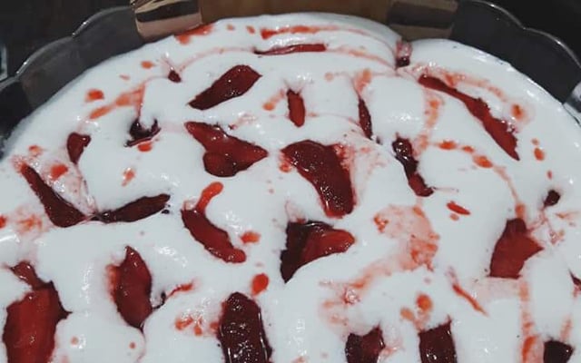 Sobremesa rápida de morango com creme