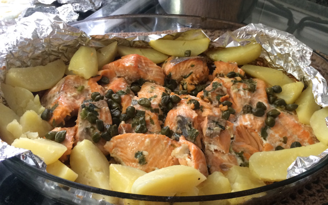 Salmão ao forno com molho de manteiga com alcaparras