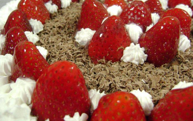 Bolo de chocolate e morango com Twix