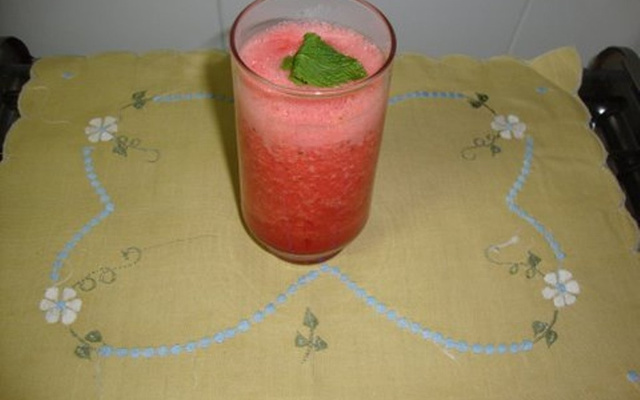 Suco refrescante de melancia com hortelã
