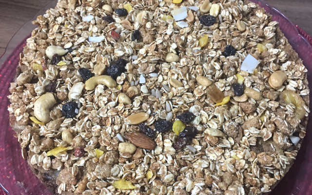 Torta integral de banana com granola