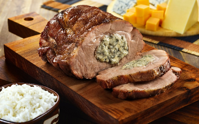 Copa lombo Frimesa recheada com fondue de queijo