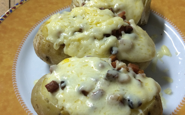 Batata recheada com bacon