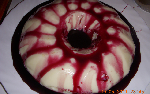 Manjar com calda de vinho