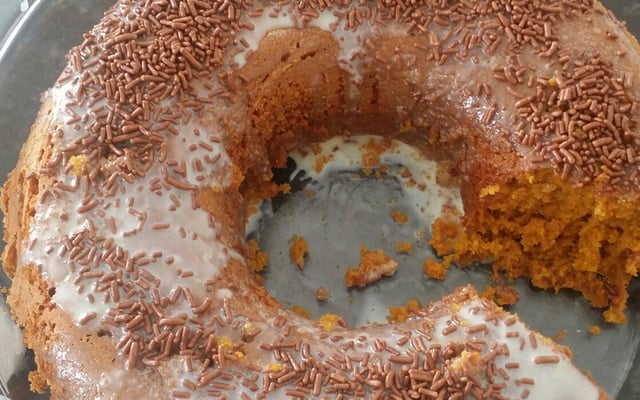 Bolo de cenoura mesclado com chocolate de liquidificador